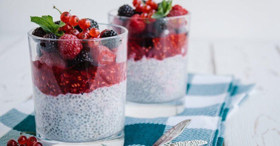 découvrez notre délicieuse recette de chia pudding, un dessert sain et nourrissant, idéal pour le petit déjeuner ou une collation. facile à préparer, ce pudding à base de graines de chia et de lait végétal est enrichi de fruits frais et de super-aliments pour un moment gourmand et plein d'énergie.