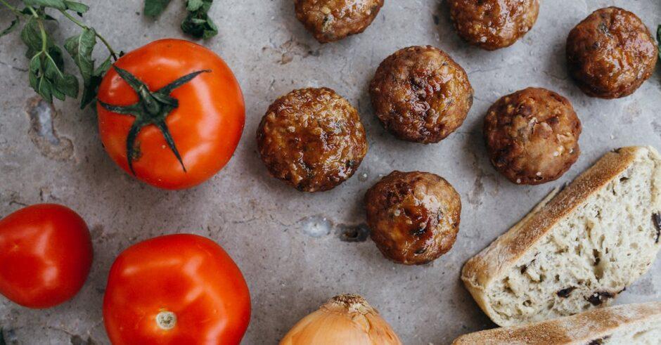 découvrez la recette authentique des boulettes de viande marocaines, savamment épicées et délicieusement savoureuses. un plat emblématique qui vous transportera au cœur des saveurs du maroc, parfait pour un repas convivial en famille ou entre amis.