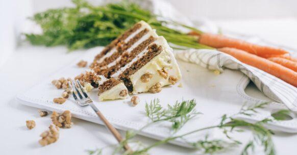 découvrez notre délicieuse recette de carrot cake, un gâteau moelleux à base de carottes, épices et noix, alliant douceur et saveurs réconfortantes. parfait pour toutes les occasions, il ravira les palais des petits comme des grands !