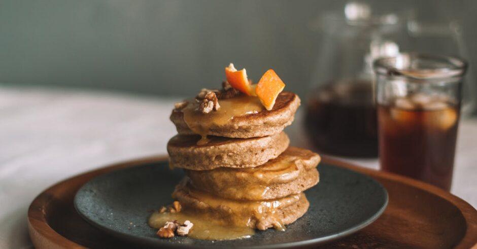 découvrez la recette parfaite de pancakes moelleux et savoureux pour un petit déjeuner gourmand. apprenez à les préparer facilement avec des ingrédients simples et régalez-vous avec des variantes délicieuses !