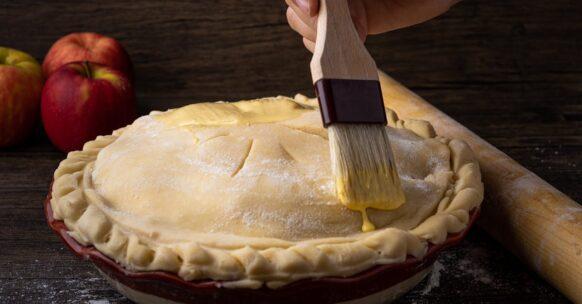 découvrez la recette traditionnelle de la tarte aux pommes de grand-mère, un délice réconfortant qui évoque des souvenirs d'enfance. simple et savoureuse, cette tarte ravira les papilles de toute la famille avec son goût authentique et ses arômes enchanteurs.