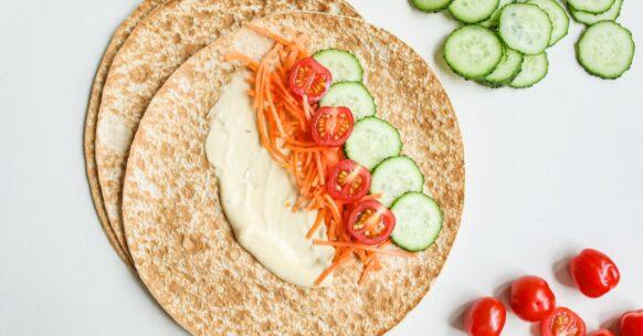 découvrez la pita, un pain traditionnel du moyen-orient au goût moelleux et léger, parfait pour garnir de délicieuses viandes, légumes et sauces. idéale pour un repas rapide ou un repas convivial, la pita saura éveiller vos papilles avec ses multiples recettes.