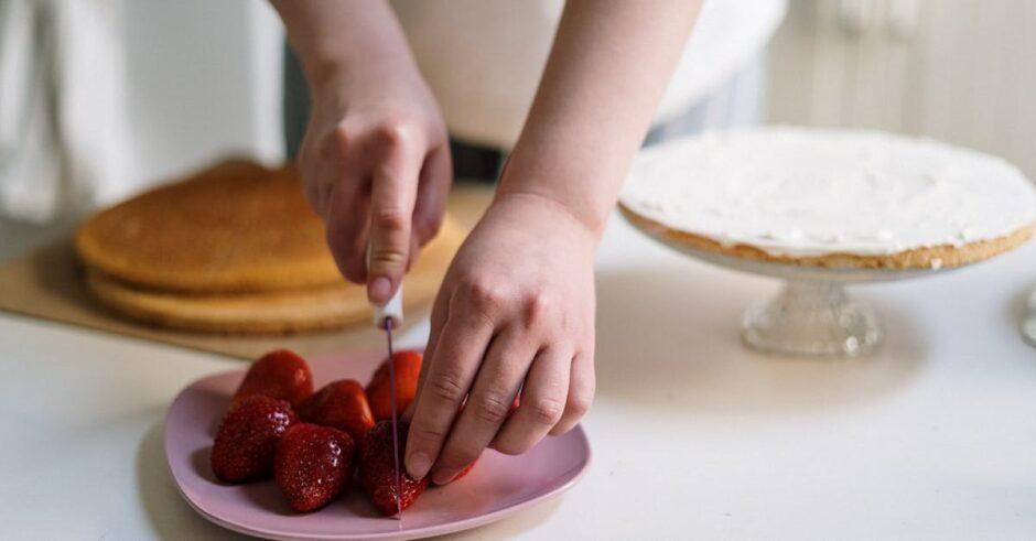 découvrez notre délicieux gâteau à la crème fraîche, une gourmandise onctueuse et légère, idéale pour célébrer vos occasions spéciales. offrez-vous un moment de douceur avec ce dessert fait maison, parfait pour les amateurs de pâtisserie.