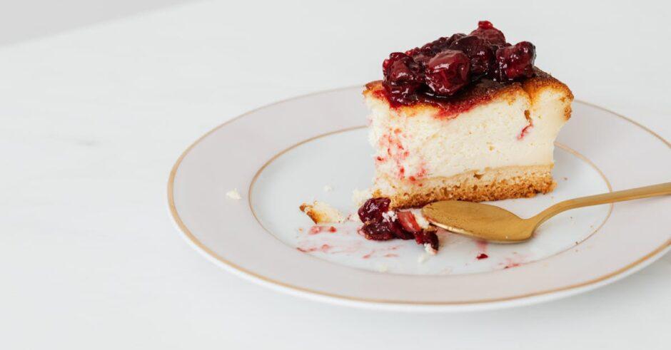 découvrez notre délicieuse recette de cheesecake, un dessert crémeux et savoureux qui ravira vos papilles. facile à réaliser, ce gâteau au fromage est parfait pour toutes les occasions, que ce soit pour un anniversaire, un repas entre amis ou simplement pour se faire plaisir. suivez nos conseils pour obtenir la texture parfaite et variez les plaisirs avec des fruits frais, des coulis ou un nappage au chocolat.