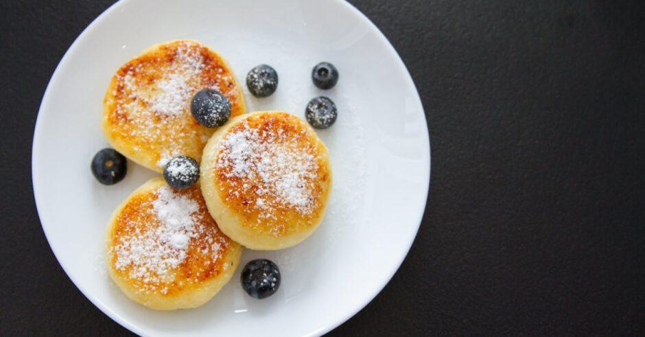 découvrez la recette parfaite de pancakes moelleux et fluffy qui font le bonheur de tous au petit-déjeuner. avec une texture légère et aérienne, ces pancakes sont idéaux pour un brunch en famille ou une douce matinée.