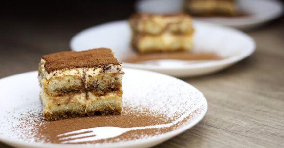 découvrez notre délicieuse recette de tiramisu, ce dessert italien emblématique aux couches de mascarpone crémeux et de café savoureux. parfait pour impressionner vos invités ou vous faire plaisir, chaque bouchée est un régal.