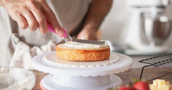 découvrez la recette facile et délicieuse du gâteau à la vanille, un dessert classique qui ravira vos papilles. parfait pour toutes les occasions, ce gâteau moelleux et savoureux se marie à merveille avec vos garnitures préférées.