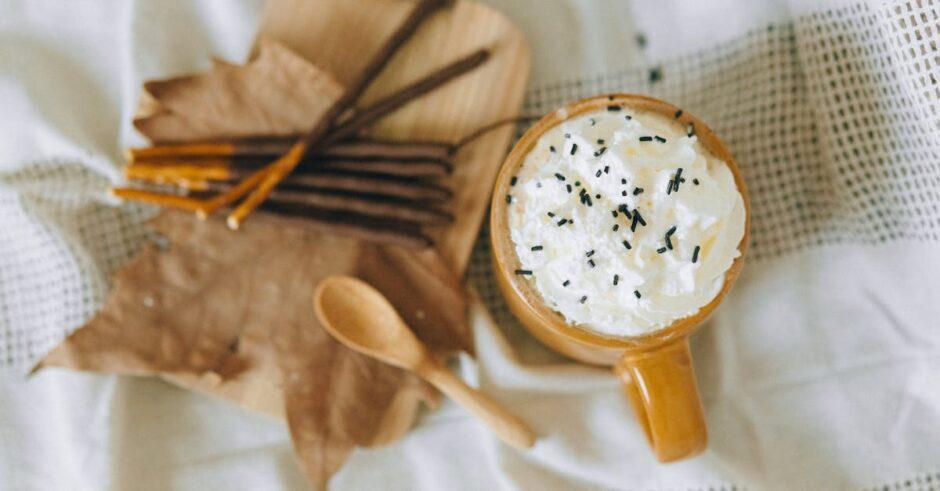 découvrez une délicieuse recette de gâteau aux pommes et à la cannelle, alliant la douceur des pommes juteuses à l'arôme envoûtant de la cannelle. parfait pour les amateurs de desserts réconfortants et faciles à réaliser !