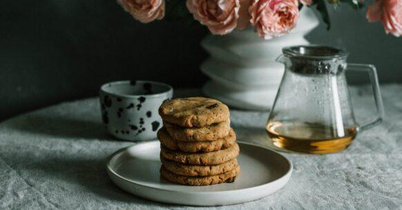 découvrez nos délicieux cookies au chocolat et aux noisettes, alliant le croquant des noix et la douceur du chocolat. parfaits pour un en-cas gourmand ou un dessert irrésistible, nos biscuits raviront les amoureux de saveurs authentiques!