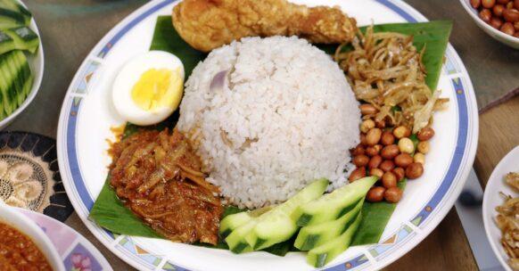 découvrez le nasi goreng, un plat indonésien emblématique à base de riz sauté, agrémenté de légumes croquants, de protéines savoureuses et d'épices parfumées. parfait pour un repas convivial ou une pause gourmande, savourez cette spécialité aux multiples variantes qui ravira vos papilles.