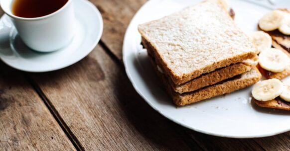 découvrez une délicieuse recette de pain à la banane sans beurre, alliant moelleux et saveurs naturelles de la banane. idéal pour un goûter sain ou un petit-déjeuner réconfortant, ce pain est facile à préparer et convient aux personnes cherchant à réduire leur consommation de matières grasses.