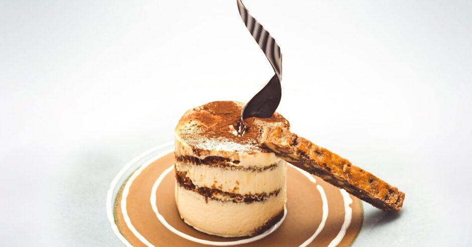 découvrez notre délicieuse recette de tiramisu, un dessert italien emblématique alliant savoureux mascarpone, café aromatique et biscuits savoyards. apprenez à préparer ce délice crémeux et aérien qui ravira vos papilles et impressionnera vos invités.