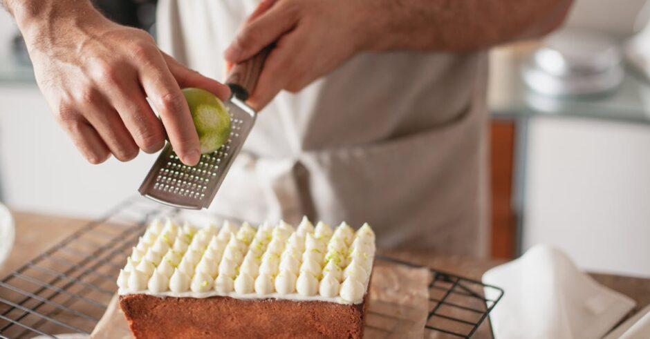 découvrez notre délicieux gâteau noix de coco et citron vert, un mélange parfait de douceur et d'acidité. idéal pour surprendre vos invités lors de vos goûters ou fêtes, il éveillera vos papilles avec sa texture moelleuse et son goût tropical.