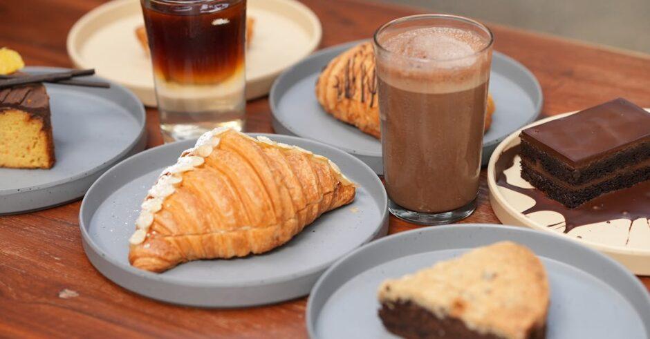 découvrez nos délicieux croissants aux amandes, alliant la légèreté d'une pâte feuilletée croustillante à une onctueuse crème d'amande. un voyage gustatif parfait pour vos petits-déjeuners ou vos pauses gourmandes.