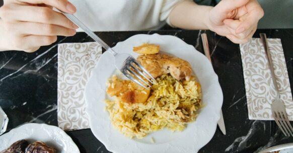 découvrez le plat savoureux de riz au poulet, une spécialité culinaire qui allie tendreté du poulet et arômes délicats d'épices. parfait pour un repas réconfortant, ce plat est apprécié par les gourmets du monde entier. idéal pour les dîners en famille ou entre amis, le riz au poulet ravira vos papilles.