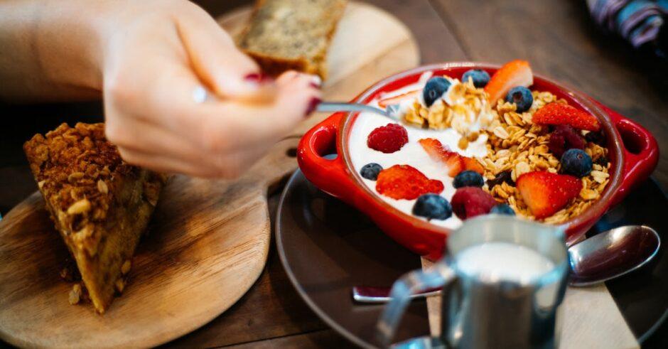 découvrez notre délicieuse recette de pain à la banane, moelleux et savoureux, parfaite pour un goûter gourmand ou un petit-déjeuner énergisant. facile à préparer, ce banana bread saura séduire toute la famille avec son goût sucré et sa texture irrésistible.