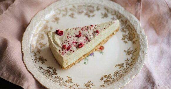 savourez la délicieuse combinaison de la rhubarbe acidulée et des framboises sucrées dans ce gâteau crumble irrésistible. parfaitement moelleux, ce dessert met en valeur des textures croquantes et des saveurs fruitées pour une expérience gourmande inoubliable.