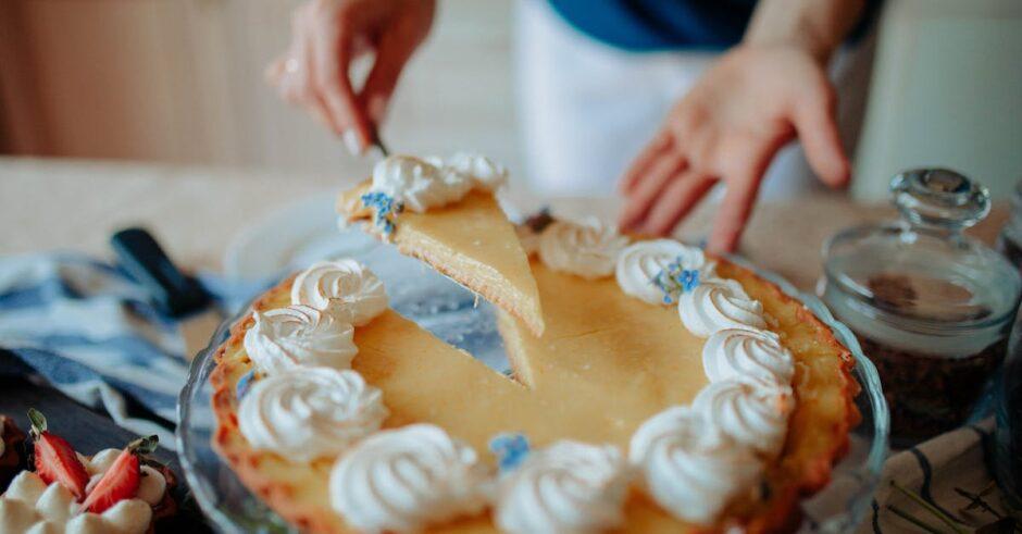 découvrez notre délicieuse tarte au citron sans cuisson, un dessert léger et rafraîchissant qui ravira vos papilles. facile à préparer, elle combine une croûte croustillante et une crème onctueuse au citron, parfaite pour toutes les occasions.