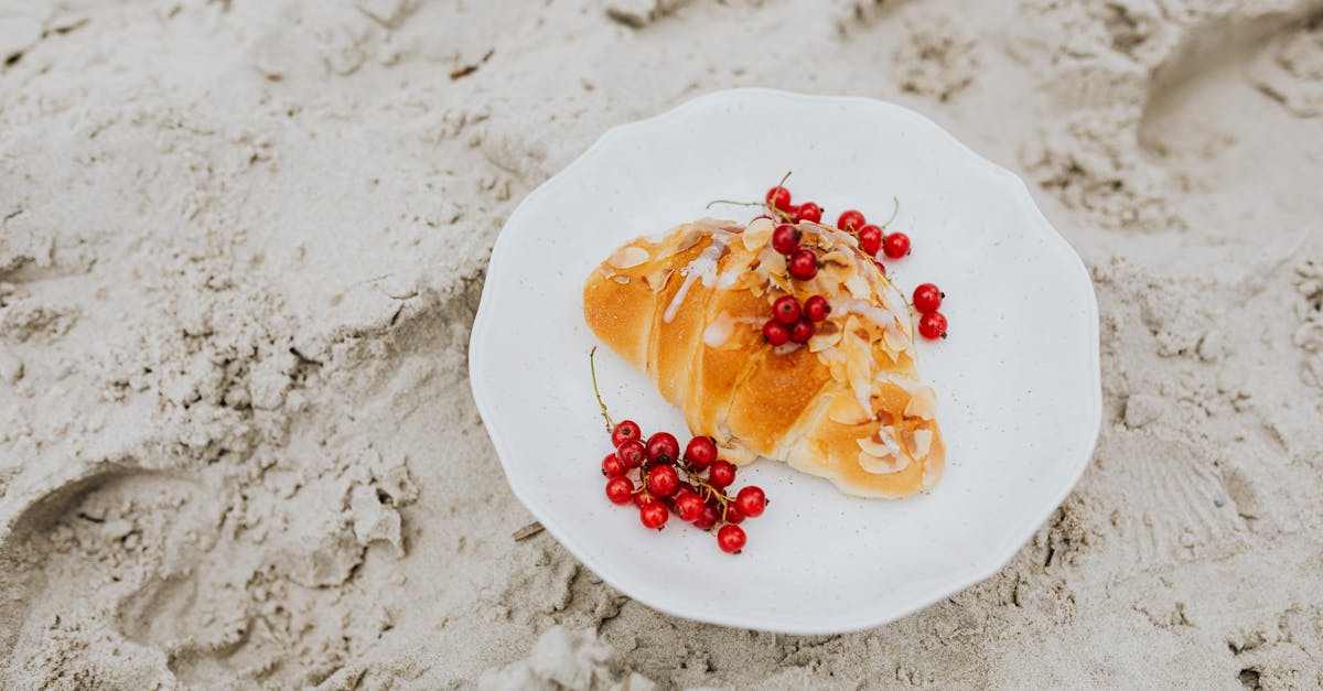 savourez nos croissants aux amandes, une délicieuse pâtisserie feuilletée garnie d'une pâte d'amande riche et fondante. parfait pour le petit-déjeuner ou un goûter gourmand, ces croissants allient texture légère et saveurs réconfortantes.