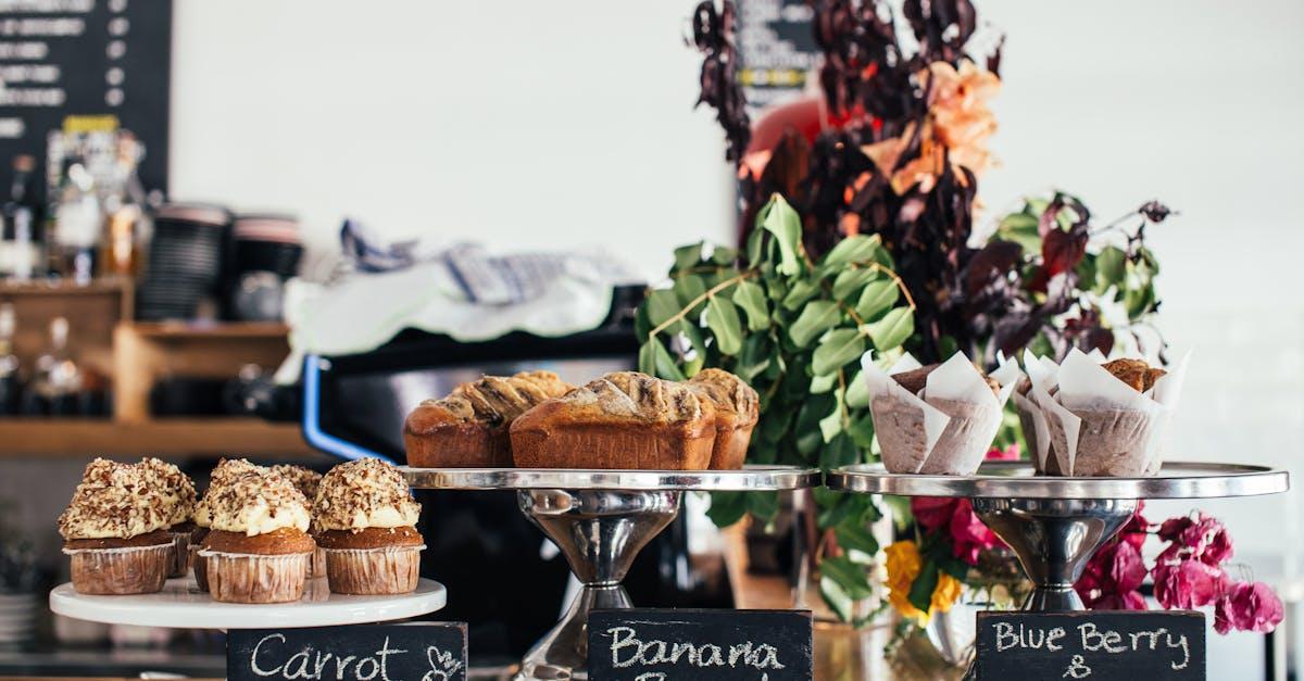 découvrez notre délicieuse recette de banana bread ! un pain moelleux et savoureux à base de bananes mûres, parfait pour le petit déjeuner ou le goûter. idéal pour utiliser des bananes trop mûres et satisfaire vos envies sucrées. facile à préparer, ce toast est une véritable douceur que vous allez adorer partager en famille ou entre amis.