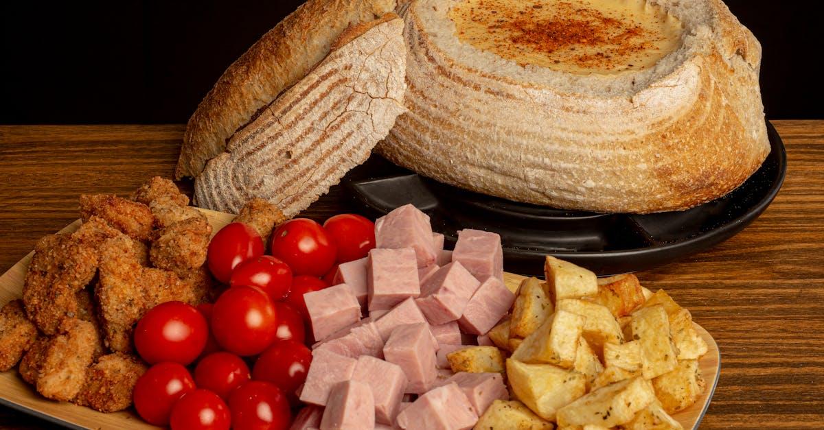 découvrez le plaisir de la fondue au fromage, un plat savoureux et convivial qui réunit amis et famille autour d'un caquelon fumant. idéale pour les soirées d'hiver, cette recette simple vous plonge dans un univers gourmand grâce à une délicieuse combinaison de fromages fondus. accompagnez-la de morceaux de pain croustillant et savourez un moment chaleureux et réconfortant.