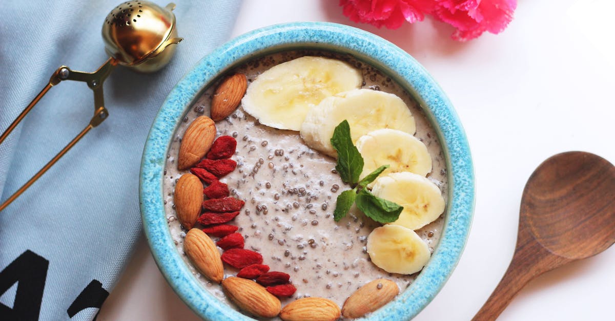 découvrez notre recette de chia pudding, un dessert sain et délicieux à base de graines de chia. parfait pour le petit-déjeuner ou en collation, il est riche en oméga-3 et en fibres. apprenez à le préparer facilement avec vos garnitures préférées et savourez ce délice nutritif !