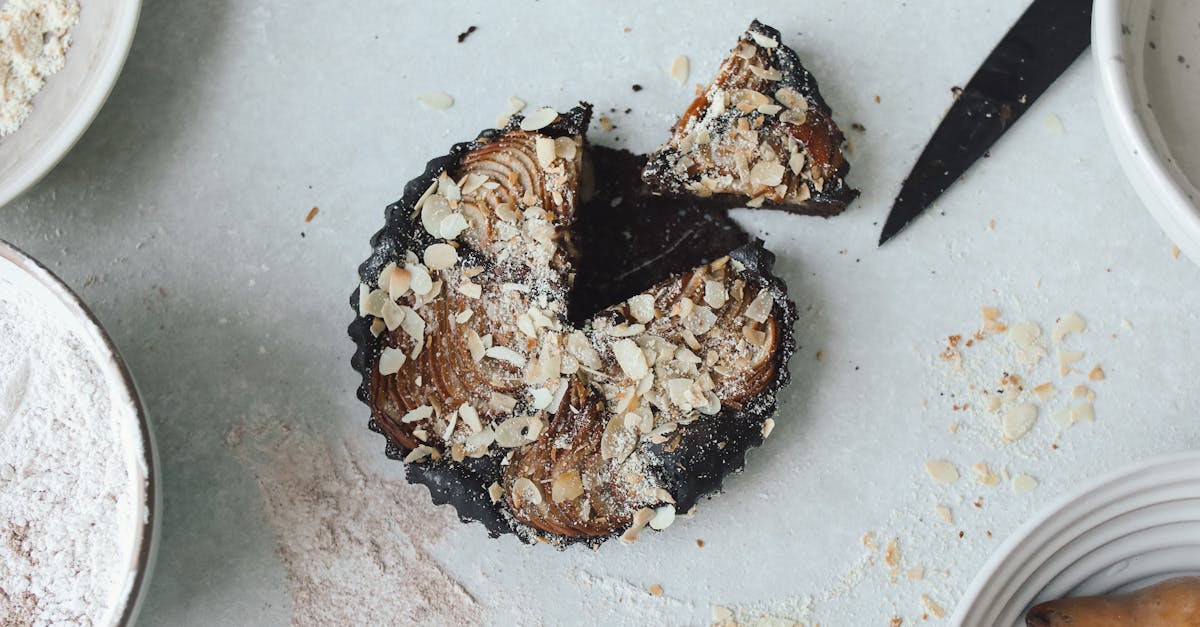 découvrez notre délicieux gâteau aux poires, chocolat et amandes : une fusion parfaite de saveurs gourmandes qui ravira vos papilles. idéal pour un dessert ou un goûter, ce gâteau moelleux allie la douceur des poires à la richesse du chocolat, le tout sublimé par un léger goût d'amande. une recette facile à réaliser qui saura impressionner vos invités !