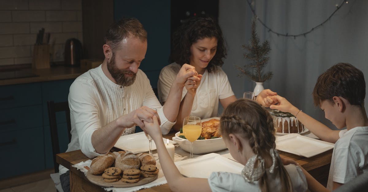 découvrez la douceur des biscuits de noël au nutella : une recette irrésistible alliant le goût unique du chocolat et la tradition festive. parfaits pour vos fêtes, ces cookies moelleux raviront vos proches.