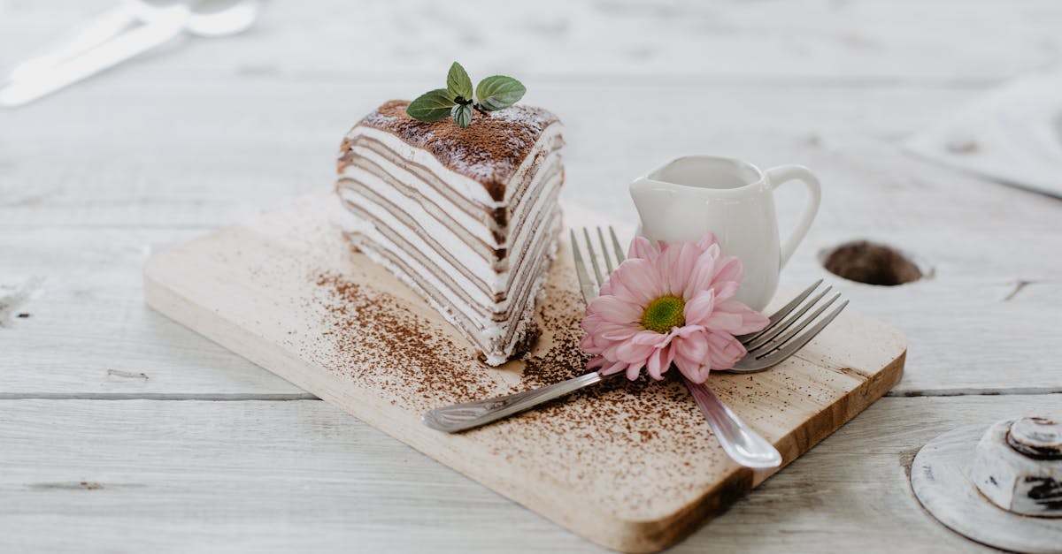 découvrez l'irrésistible délice du crêpe cake, un dessert inédit qui allie la légèreté des crêpes et la richesse des garnitures crémeuses. parfait pour impressionner vos invités ou pour un moment de douceur, ce gâteau est une vraie œuvre d'art culinaire à savourer sans modération.