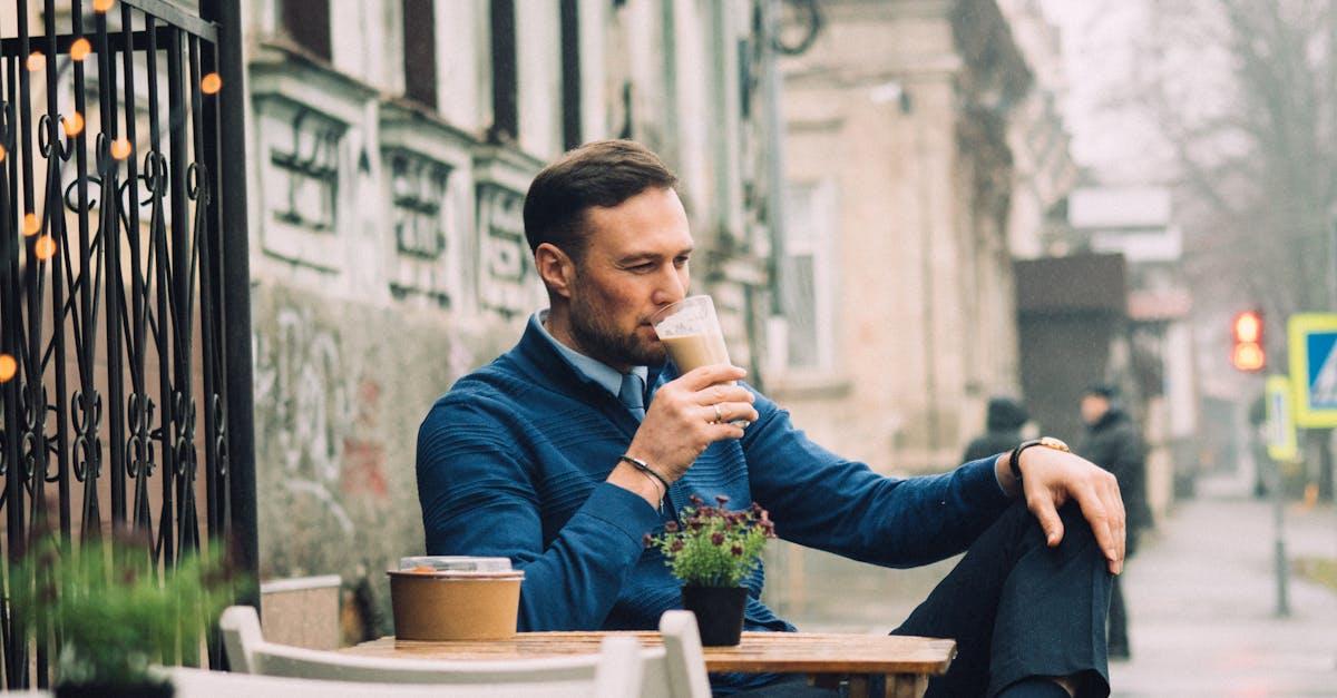 découvrez le golden latte, une délicieuse boisson réconfortante à base de lait doré, de curcuma et d'épices, idéale pour éveiller vos sens et renforcer votre bien-être.