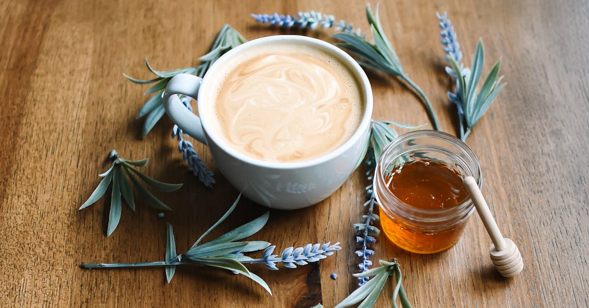 découvrez le golden latte, une boisson réconfortante à base de lait doré, curcuma, épices et douceur naturelle. parfait pour une pause gourmande et saine, il éveillera vos sens tout en apportant bienfaits et énergie.