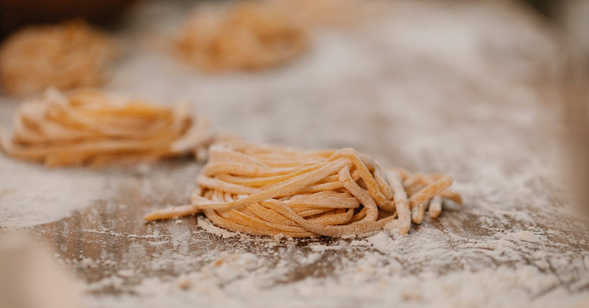 découvrez la recette facile et savoureuse des tagliatelles faites maison. apprenez à préparer ces pâtes délicates, idéales pour accompagner vos sauces préférées et ravir vos convives. un délice à réaliser en famille ou entre amis !