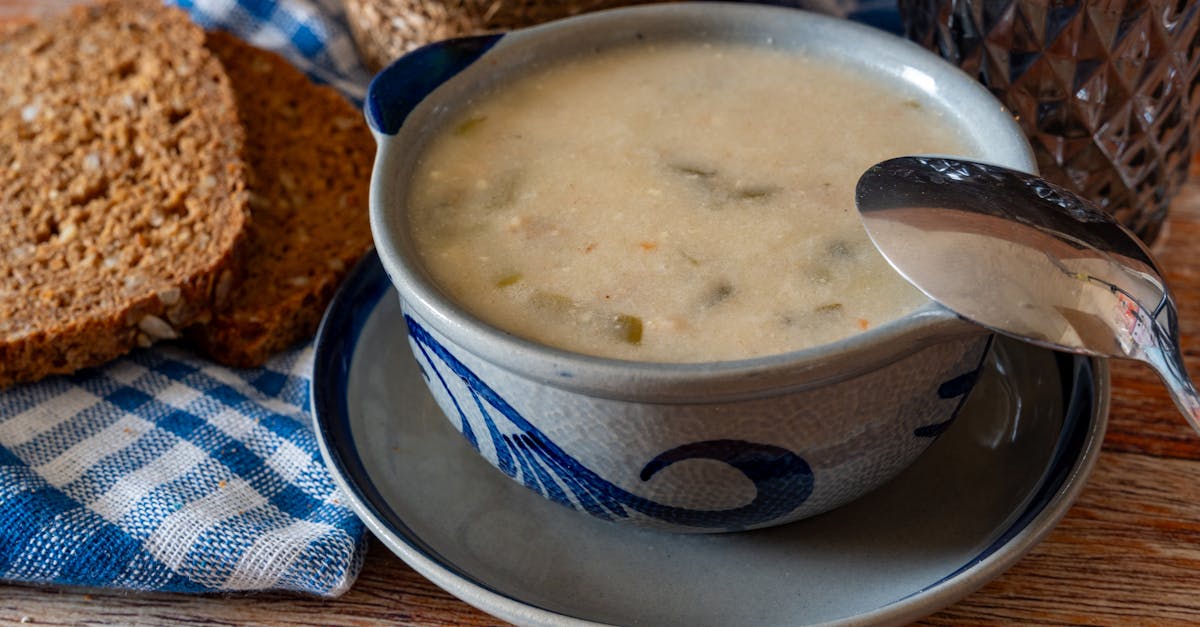 découvrez la fraîcheur de notre recette de soupe de melon, un plat estival léger et rafraîchissant. idéale en entrée ou en dessert, cette soupe délicate allie la douceur du melon à des herbes aromatiques pour une explosion de saveurs. parfaite pour impressionner vos invités ou pour se régaler en solo.