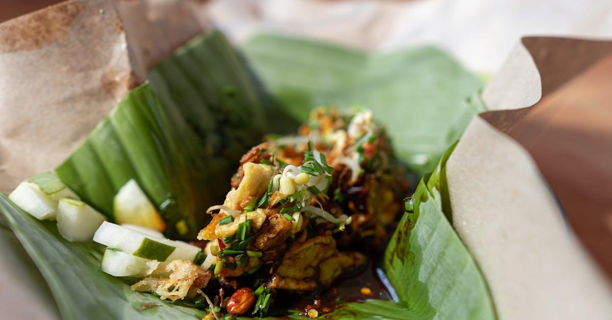 découvrez le nasi goreng, un plat indonésien emblématique à base de riz sauté, assaisonné d'épices savoureuses et agrémenté de légumes, viande ou fruits de mer. parfait pour un repas rapide et délicieux !