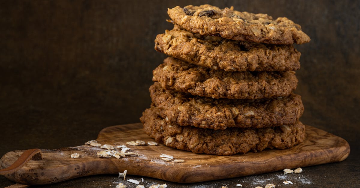 découvrez d'irrésistibles cookies à l'avoine, croustillants à l'extérieur et moelleux à l'intérieur. parfaits pour un en-cas sain et délicieux, ces biscuits sont chargés de saveurs et faciles à préparer. idéal pour toute la famille !