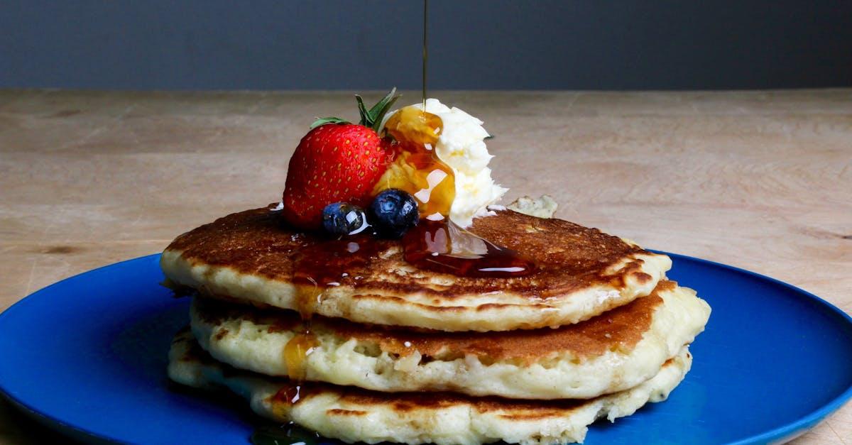 découvrez la recette parfaite de pancakes moelleux et savoureux ! que ce soit pour un brunch convivial ou un petit-déjeuner gourmand, nos pancakes faciles à réaliser raviront vos papilles. servez-les avec des fruits frais, du sirop d'érable ou du chocolat pour un moment délicieux.