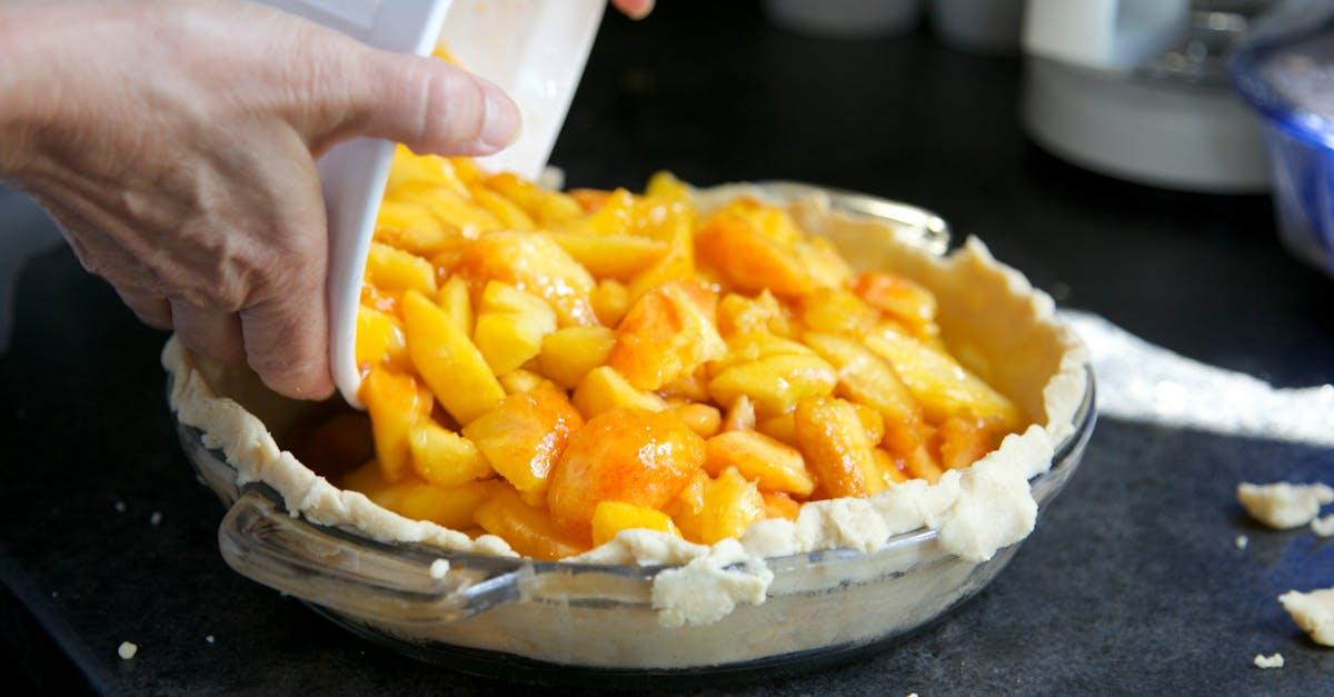 découvrez notre délicieuse tarte aux pêches, un dessert savoureux et fruité qui allie une pâte croustillante à des pêches juteuses. parfaite pour les chaudes journées d'été, elle ravira vos papilles et égaiera vos repas en famille ou entre amis. recette simple et gourmande à ne pas manquer !