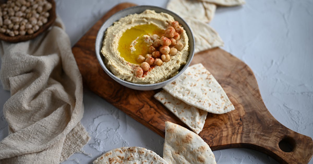 découvrez le pita, un pain moelleux d'origine méditerranéenne, idéal pour envelopper vos ingrédients préférés. parfait pour les repas rapides et savoureux, il se décline en de nombreuses recettes, pour la joie des gourmets en quête de nouvelles saveurs.