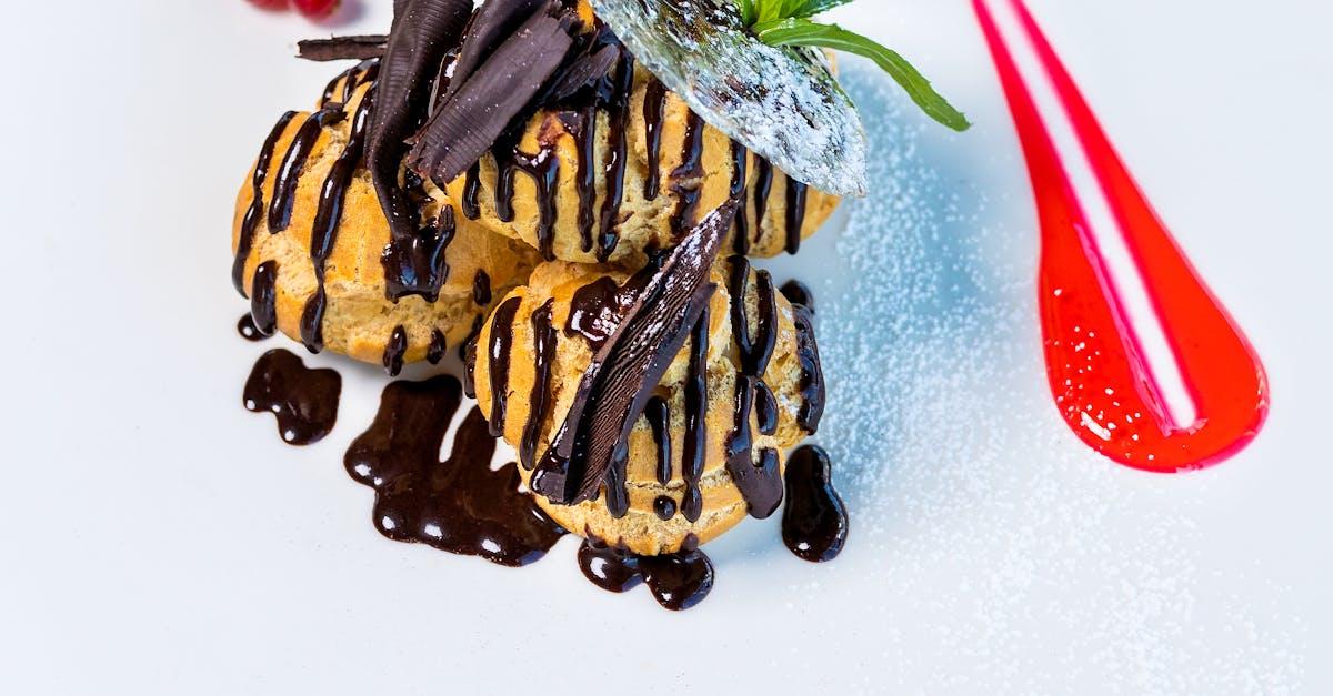 découvrez nos délicieuses profiteroles, des choux légers garnis de crème pâtissière et enrobés de chocolat fondant. un dessert irrésistible à savourer lors de vos occasions spéciales ou simplement pour vous faire plaisir. laissez-vous tenter par cette gourmandise classique qui ravira les petits comme les grands!