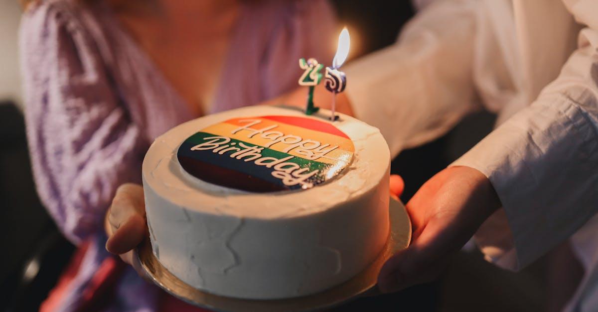 découvrez le délicieux rainbow cake, un gâteau coloré aux multiples saveurs qui émerveillera vos yeux et vos papilles. parfait pour les anniversaires et les célébrations, ce dessert vibrant apporte une touche festive à toutes vos occasions. apprenez à le réaliser facilement et impressionnez vos invités avec cet incontournable sucré !