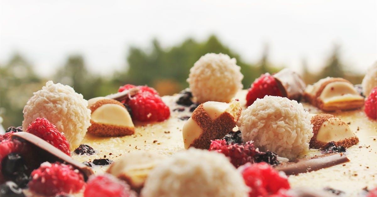 découvrez notre délicieux gâteau crumble à la rhubarbe et aux framboises, une alliance parfaite de saveurs acidulées et sucrées, idéale pour les desserts ou les goûters. laissez-vous séduire par sa texture croustillante et son moelleux irrésistible.