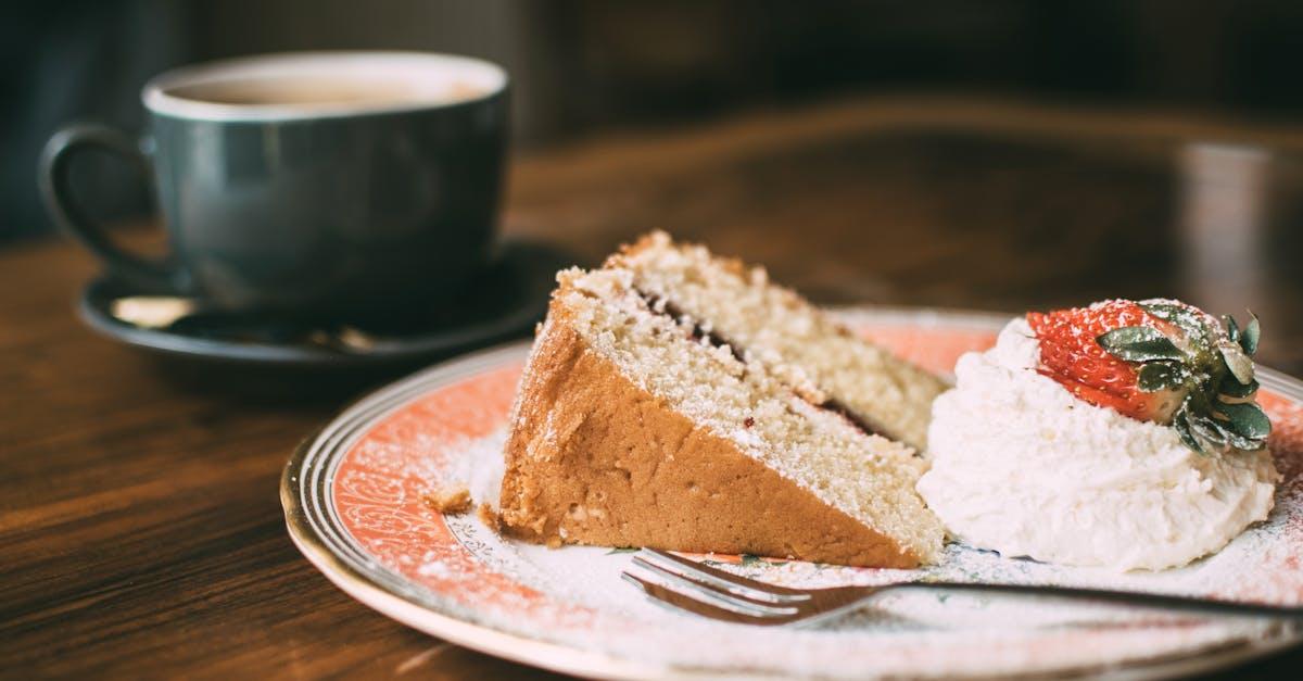 découvrez la recette parfaite du sponge cake, un gâteau moelleux et aérien qui ravira vos papilles. idéal pour toutes les occasions, ce délice sucré se prête à des variations infinies avec des fruits, de la crème ou du chocolat. apprenez à réaliser un sponge cake léger et savoureux en suivant nos conseils et astuces.