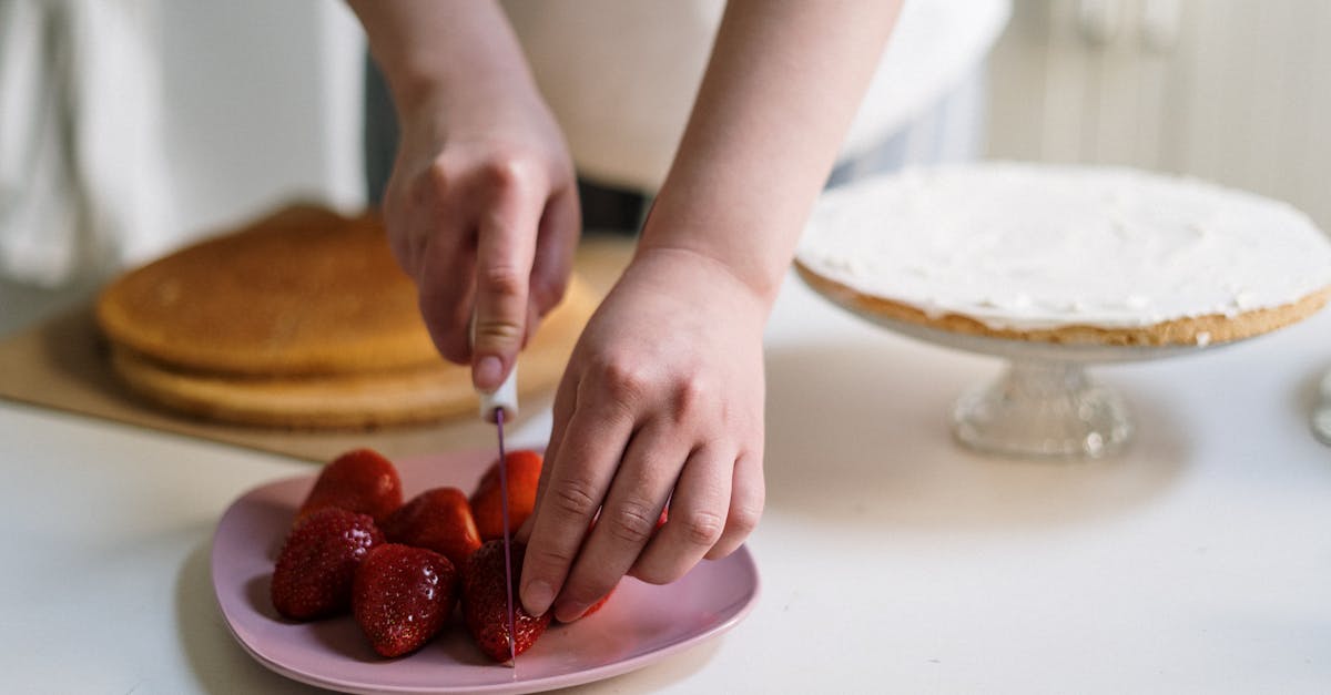 découvrez notre délicieuse recette de gâteau aux fraises, alliant la douceur des fraises juteuses à une base moelleuse et légère. parfait pour toutes les occasions, ce dessert rafraîchissant ravira vos convives avec ses saveurs estivales et son aspect irrésistible.