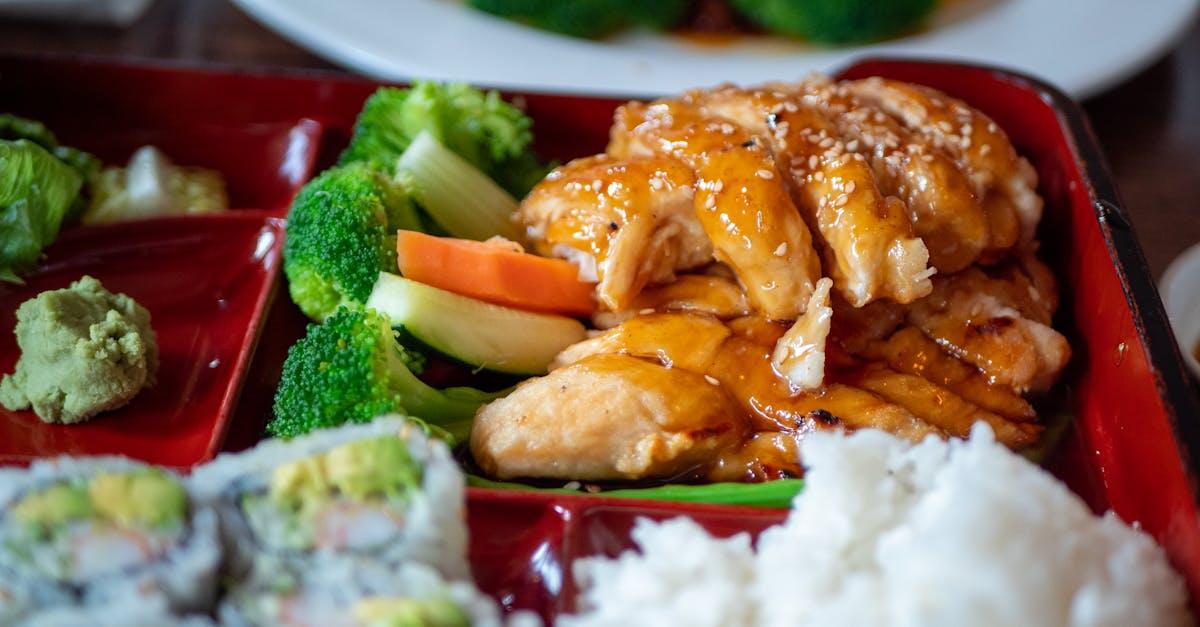 découvrez notre savoureuse recette de poulet teriyaki, un plat classique de la cuisine japonaise. ce délicieux poulet mariné dans une sauce sucrée et salée est parfait pour vos dîners en famille. facile à préparer, il ravira vos papilles avec ses saveurs authentiques et son accompagnement idéal de riz et de légumes.