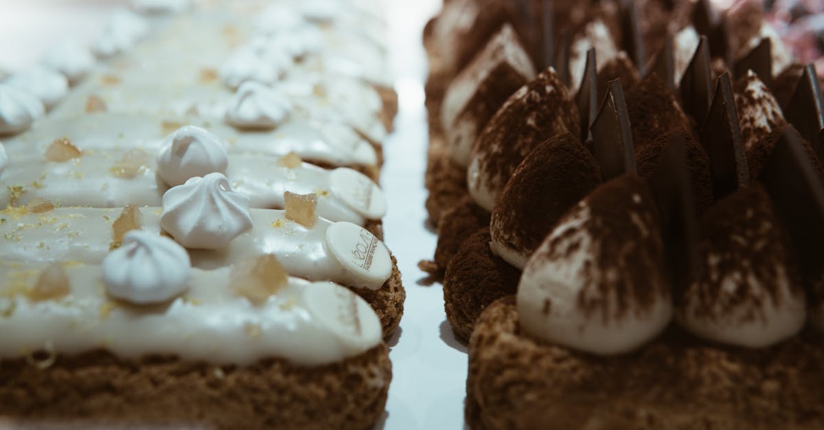 découvrez la recette traditionnelle du tiramisu, ce dessert italien irrésistible à base de mascarpone, café et biscuits savoiardi. apprenez à préparer ce délice crémeux et moelleux qui comblera vos papilles et éblouira vos invités.