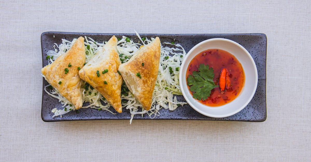 découvrez nos délicieux samosas végétariens, croustillants et savoureux, farcis de légumes frais et d'épices aromatiques. parfaits en entrée ou en collation, ces petits délices indiens raviront vos papilles avec une explosion de saveurs. idéal pour les végétariens et les amateurs de cuisine épicée!