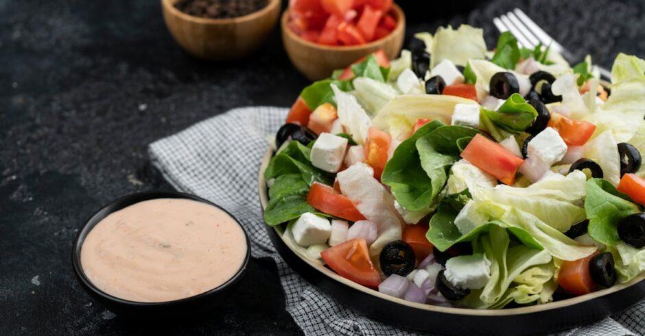 découvrez la fraîcheur de notre salade grecque, un mélange savoureux de tomates juteuses, concombres croquants, olives noires, feta crémeuse et oignons rouges, assaisonné d'huile d'olive extra vierge. réveillez vos papilles avec ce plat authentique et ensoleillé qui incarne la cuisine méditerranéenne.