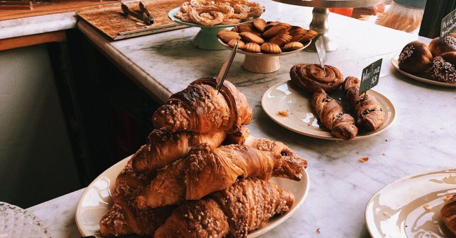 découvrez l'art de la pâte feuilletée : des recettes savoureuses et des astuces pour maîtriser cet incontournable de la pâtisserie. parfait pour des plats sucrés ou salés, apprenez à réaliser des créations délicieuses et croustillantes grâce à notre guide complet.