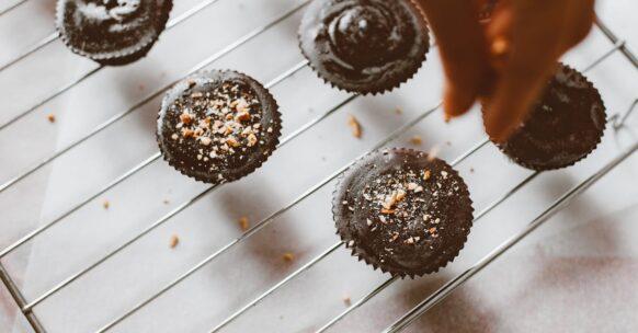 découvrez notre délicieuse recette de muffins au chocolat, une douceur moelleuse parfaite pour les gourmands. faciles à préparer, ces muffins sont idéaux pour le petit-déjeuner ou le goûter. faites-vous plaisir avec un chocolat fondant à chaque bouchée !