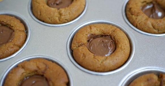 découvrez nos délicieux muffins oreo brownie, un mélange irrésistible de chocolat riche et de morceaux de biscuits oreo croustillants. idéaux pour un goûter gourmand ou une collation à tout moment de la journée, ces muffins moelleux raviront vos papilles avec leur douceur et leur texture unique.